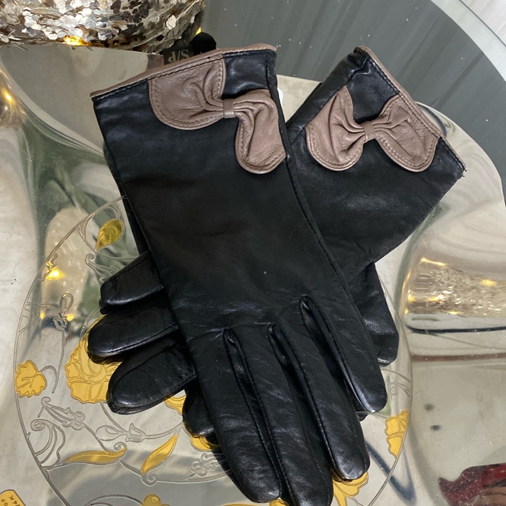 Elegant 100% black leather gloves with taupe bow accents! Fully lined! Size S
